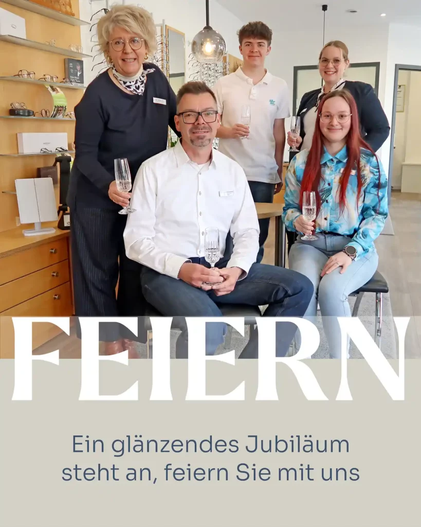 Jubiläumsmotiv mit Teamfoto im Optikgeschäft. Fünf Personen, Sektgläser, Schriftzug FEIERN.