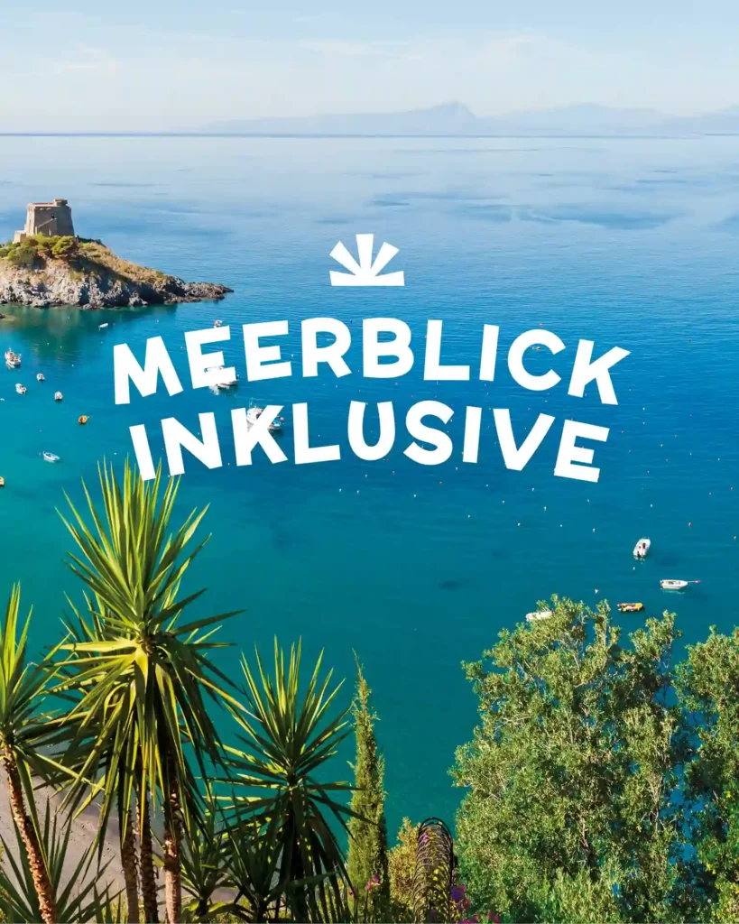 Panoramablick auf eine Meeresbucht mit Schiffen und Strandbereich, mit Blick auf eine kleine Festung in der Ferne. Die Bucht liegt bei Baia Azzurra in Kalabrien / Italien.